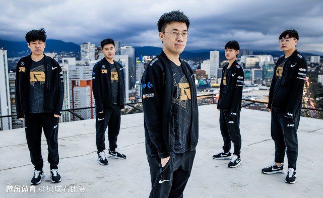 玩3p我被两个男人夹在中间