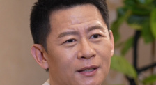 医生检查女模特身体